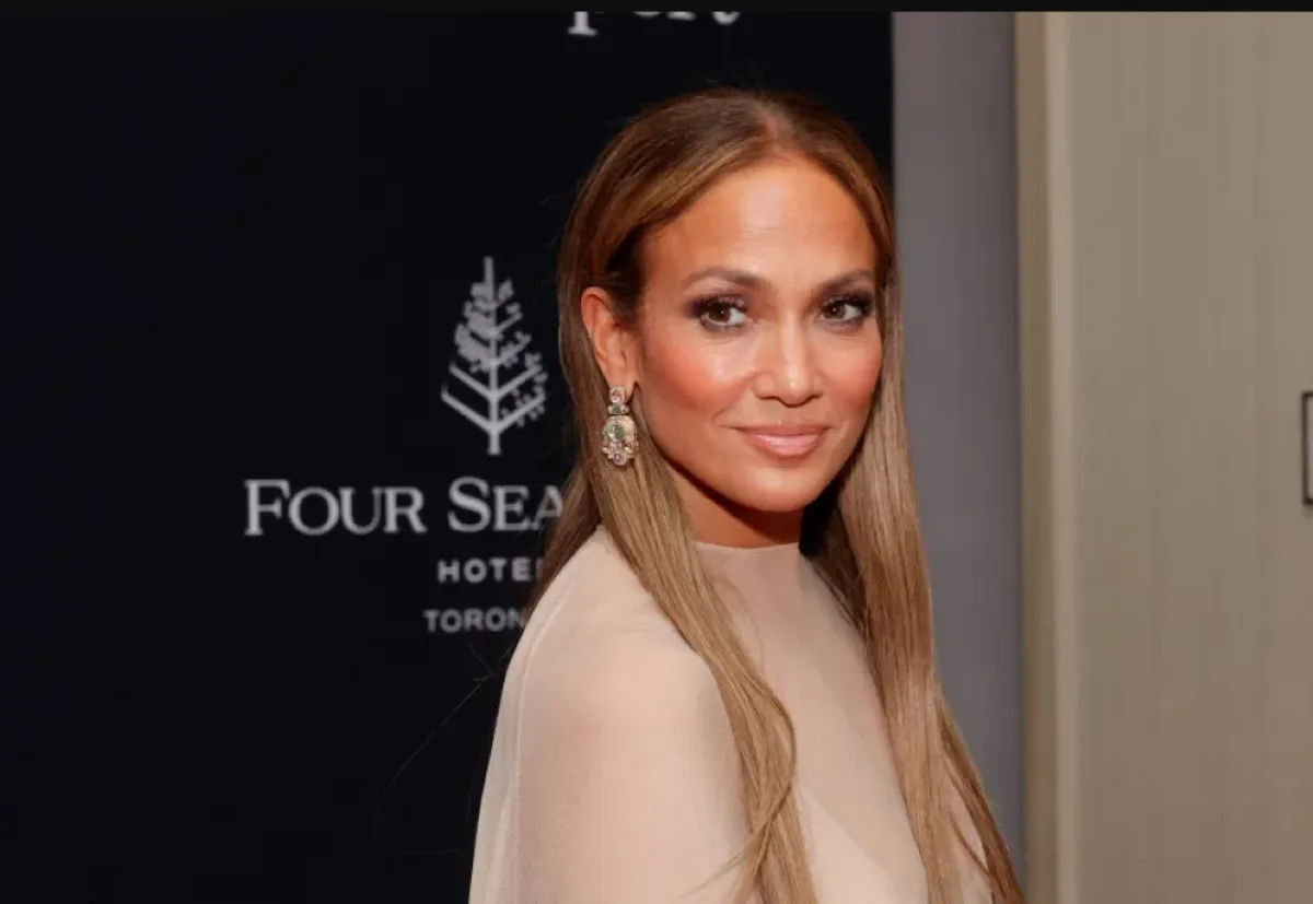 جينفر لوبيز خلال مهرجان تورنتو السينمائي الدولي لعام 2024 في تورنتو -أونتاريو (Jennifer Lopez during the 2024 Toronto International Film Festival in Toronto, Ontario). مصدر الصورة: Emma McIntyre/Getty Images/AFP
