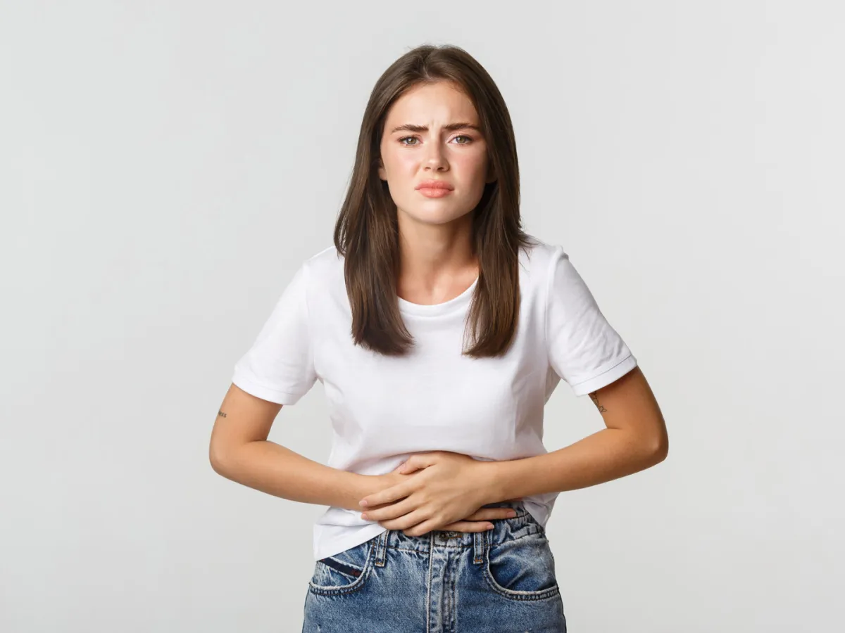 سيدة تعاني من النزلة المعوية