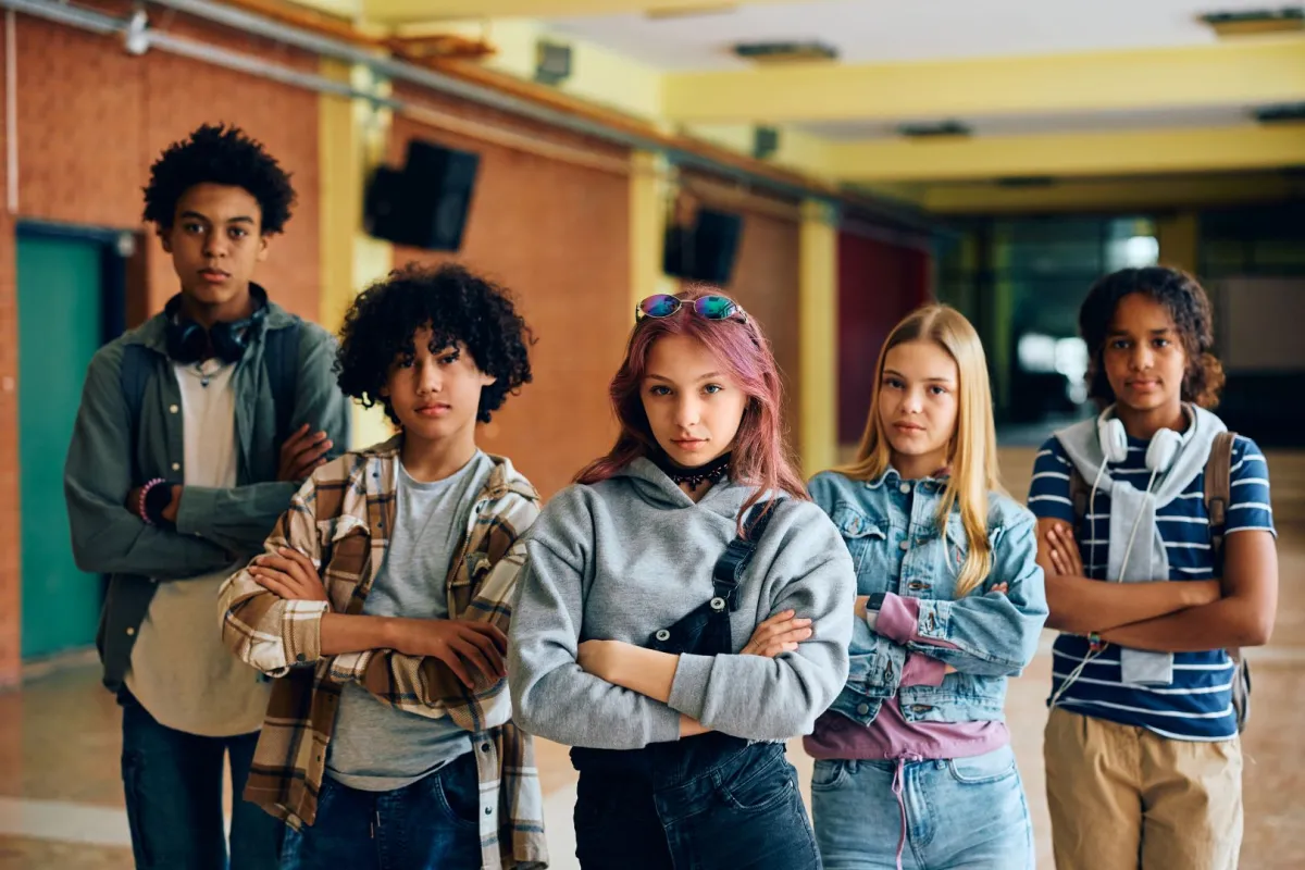 صورة لمراهقين