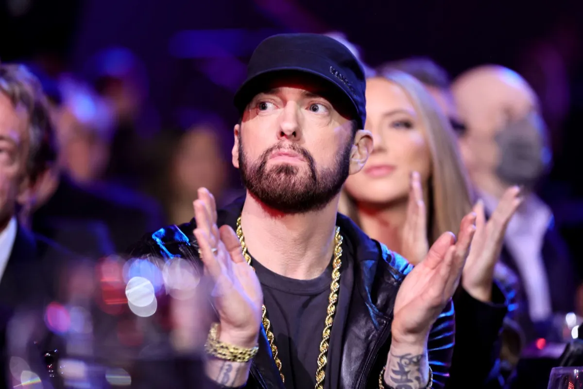 إمينيم في مسرح مايكروسوفت بلوس أنجلوس، كاليفورنيا (Eminem at Microsoft Theater in Los Angeles, California). مصدر الصورة: Theo Wargo/Getty Images for The Rock and Roll Hall of Fame/AFP