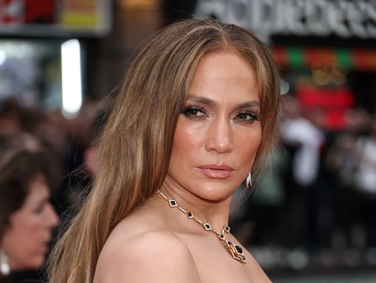 جينيفر لوبيز في مسرح وينتر جاردن بمدينة نيويورك (Jennifer Lopez at Winter Garden Theatre in New York City). مصدر الصورة: Jamie McCarthy/Getty Images/AFP