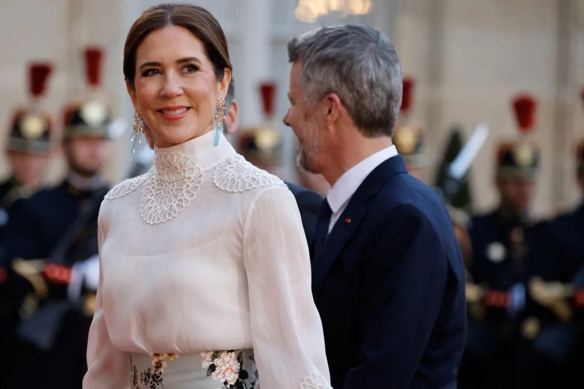 الملكة ماري ترتدي أقراطاً متدلية مرصعة بأحجار الألماس ومجموعة من الأحجار الكريمة 