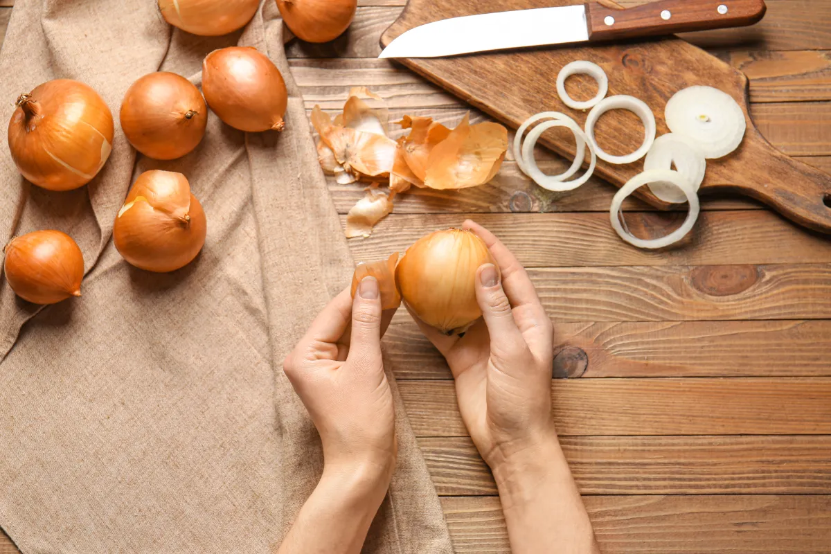 استخدامات متنوعة لقشر البصل في الأعمال المنزلية