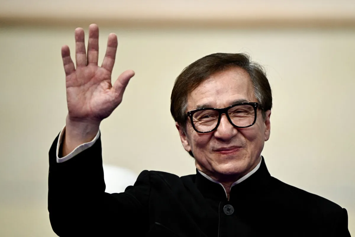 جاكي شان خلال دورة الألعاب البارالمبية باريس 2024 في مضمار سان كوينتين أون إيفلين الوطني في مونتيني لو بريتون، جنوب غرب باريس (Jackie Chan during the Paris 2024 Paralympic Games at The Saint-Quentin-en-Yvelines National Velodrome in Montigny-le-Bretonneux, south-west of Paris). مصدر الصورة: JULIEN DE ROSA / AFP