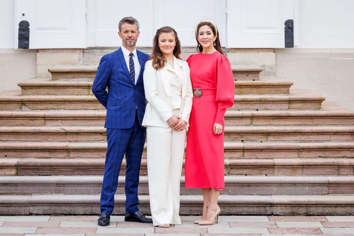 ولي العهد فريدريك وولي العهد الأميرة ماري والأميرة إيزابيلا في قصر فريدنسبورج في فريدنسبورج، الدنمارك (Crown Prince Frederik, Crown Princess Mary and Princess Isabella at Fredensborg Palace in Fredensborg, Denmark). مصدر الصورة: Patrick van Katwijk/Getty Images