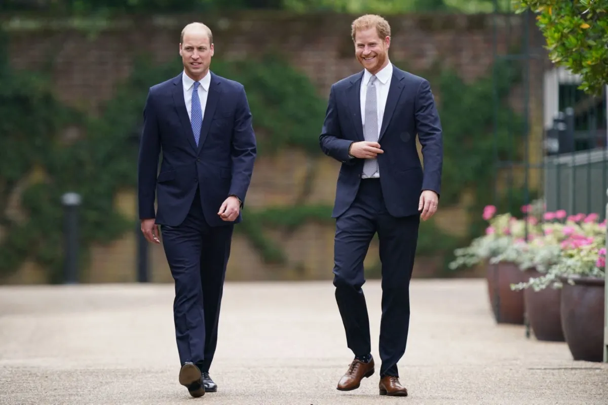 الأمير وليام والأمير هاري في حديقة سانكين في قصر كنسينغتون في لندن (Prince William and Prince Harry at The Sunken Garden in Kensington Palace, London). مصدر الصورة: Yui Mok / POOL / AFP