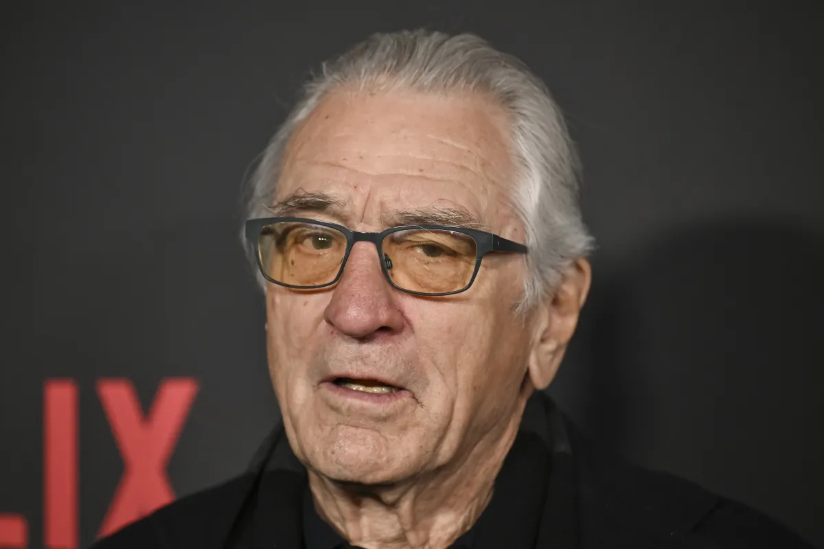 روبرت دي نيرو في العرض الأول لفيلم "Zero Day" في مدينة نيويورك ( Robert De Niro attends "Zero Day" premiere in New York City). مصدر الصورة: ANGELA WEISS / AFP