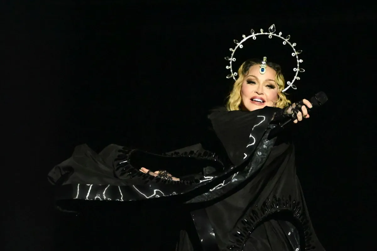 مادونا على شاطئ كوباكابانا في ريو دي جانيرو، البرازيل (Madonna at Copacabana beach in Rio de Janeiro, Brazil). مصدر الصورة: Pablo PORCIUNCULA / AFP