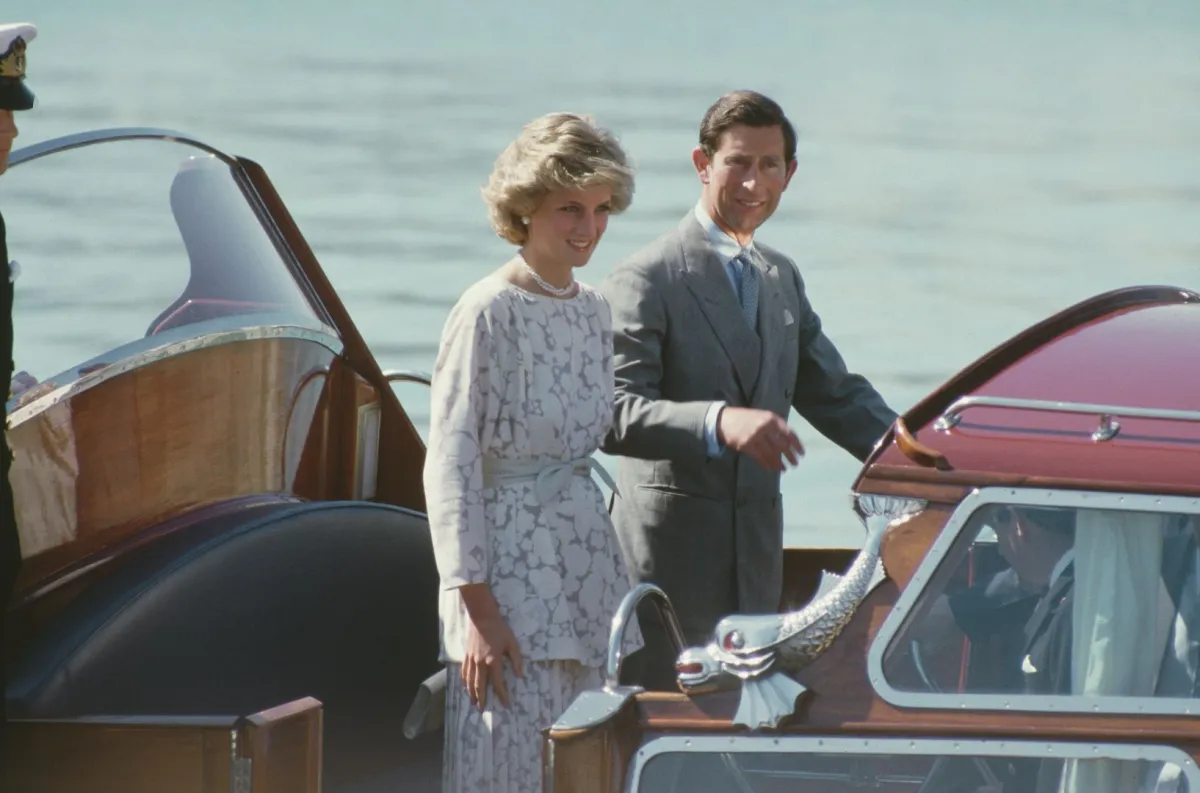 الأمير تشارلز وديانا يزوران بوليا في إيطاليا، أبريل 1985 (Prince Charles and Diana visit Apulia in Italy, April 1985). مصدر الصورة: Jayne Fincher/Princess Diana Archive/Getty Images