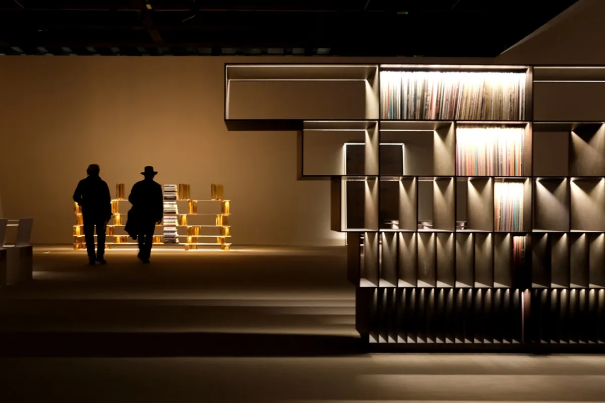 يزور الناس تركيب Light in Matter لإيمانويل جارجانو خلال أسبوع تصميم ميلانو 2025  (مصدر الصورة: Giuseppe Cottini/Getty Images)