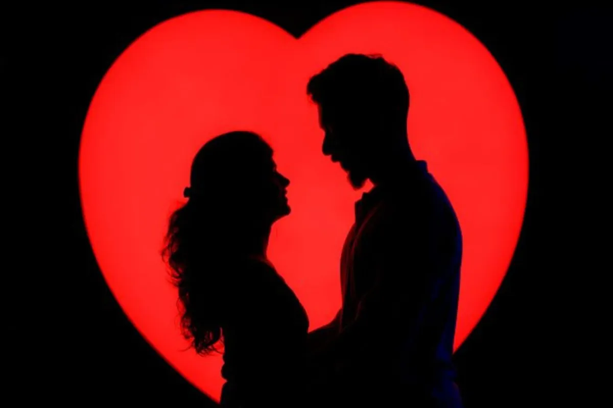 قلب أحمر يجمع حيبباً وحبيبته