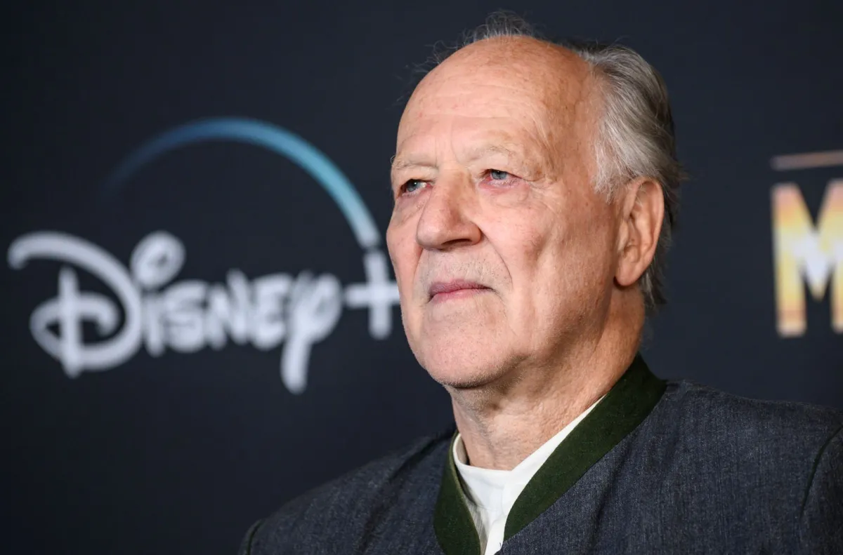 فيرنر هيرزوغ في مسرح إل كابيتان في هوليوود (Werner Herzog at El Capitan theatre in Hollywood). مصدر الصورة: / AFP / Nick Agro