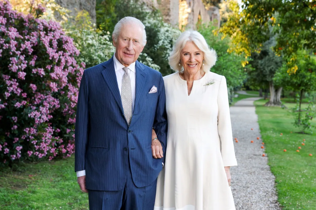 الملك تشارلز الثالث والملكة كاميلا في فيلا فولكونسكي في روما، إيطاليا (King Charles III and Queen Camilla at Villa Wolkonsky in Rome, Italy). مصدر الصورة: Chris Jackson / BUCKINGHAM PALACE / AFP