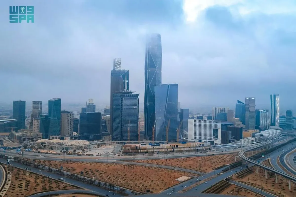  توقّع المركز الوطني للأرصاد استمرار تأثير الرياح النشطة المثيرة للأتربة والغبار على أجزاء من مناطق السعودية 