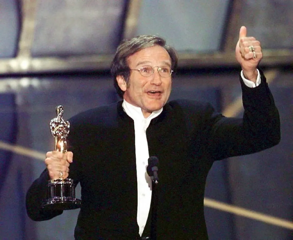 روبن ويليامز يتسلم جائزة الأوسكار في نسختها الـ70 (Robin Williams receives the 70th Academy Award). مصدر الصورة: Timothy A. CLARY / AFP