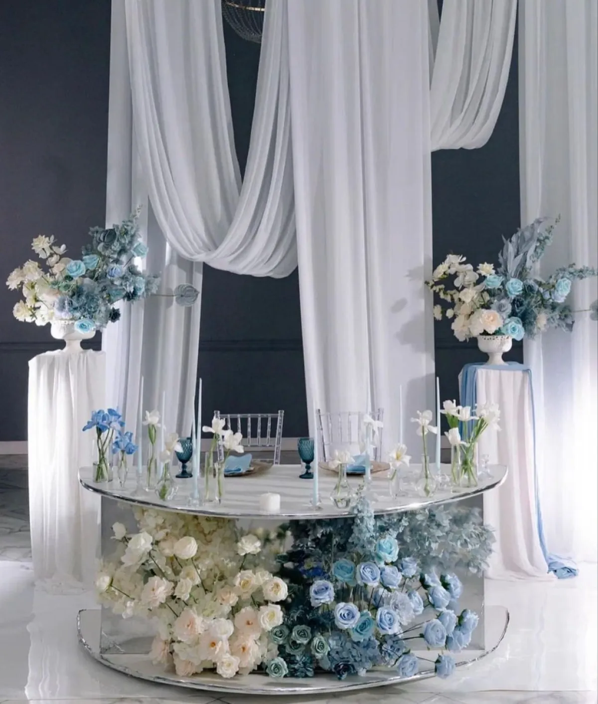 ديكور عقد القران باللونين الأبيض والأزرق السماوي 