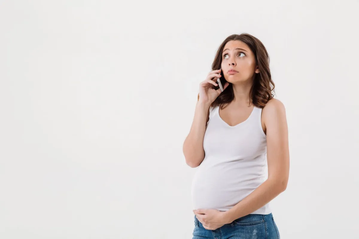 صورة لحامل تطلب مشورة طبية