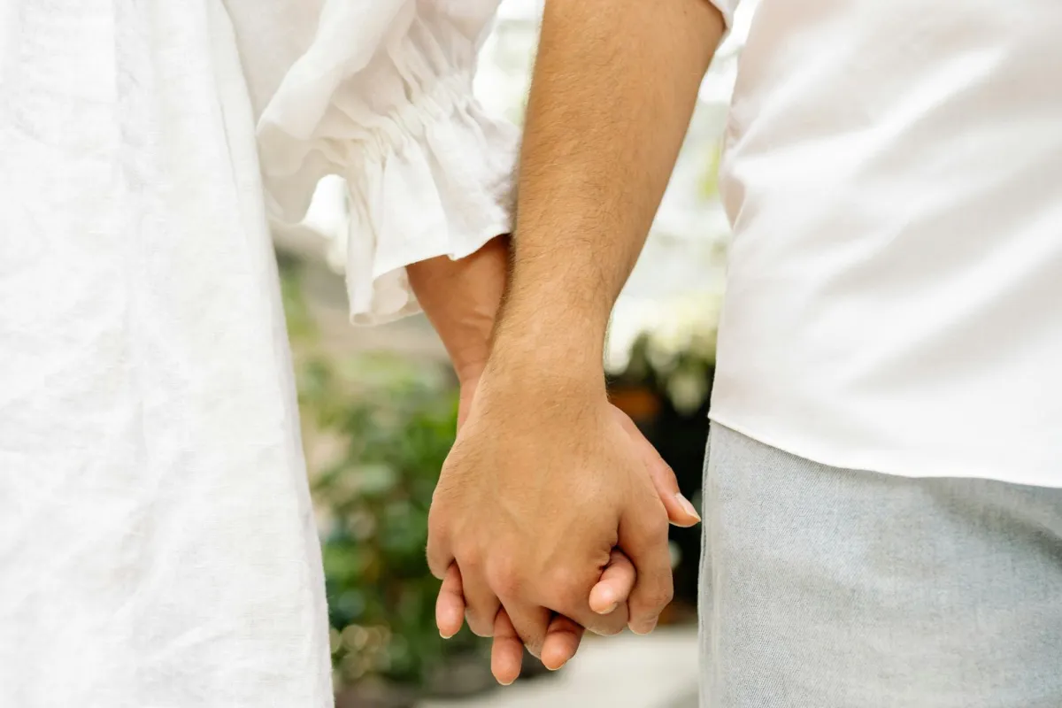 زوج يمسك بيد زوجته ويساندها