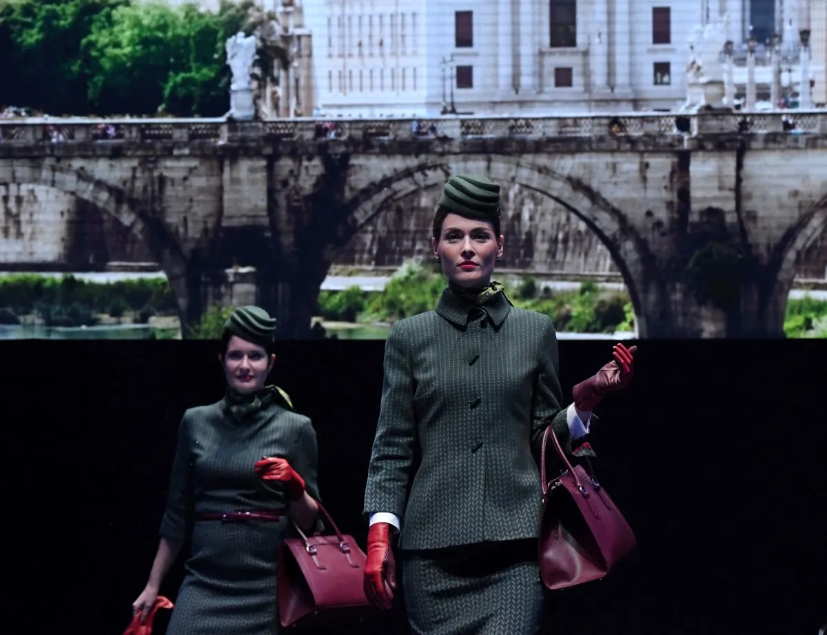 زي طيران Alitalia الذي صممه أتوري بيلوتا Ettore Bilotta في العام 2016- (مصدر الصورة  TIZIANA FABI / AFP)