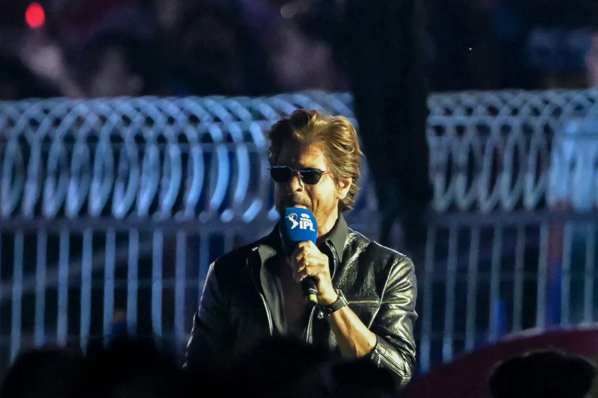 شاروخان في حدائق إدن في كلكتا (Shah Rukh Khan at the Eden Gardens in Kolkata). مصدر الصورة: DIBYANGSHU SARKAR / AFP