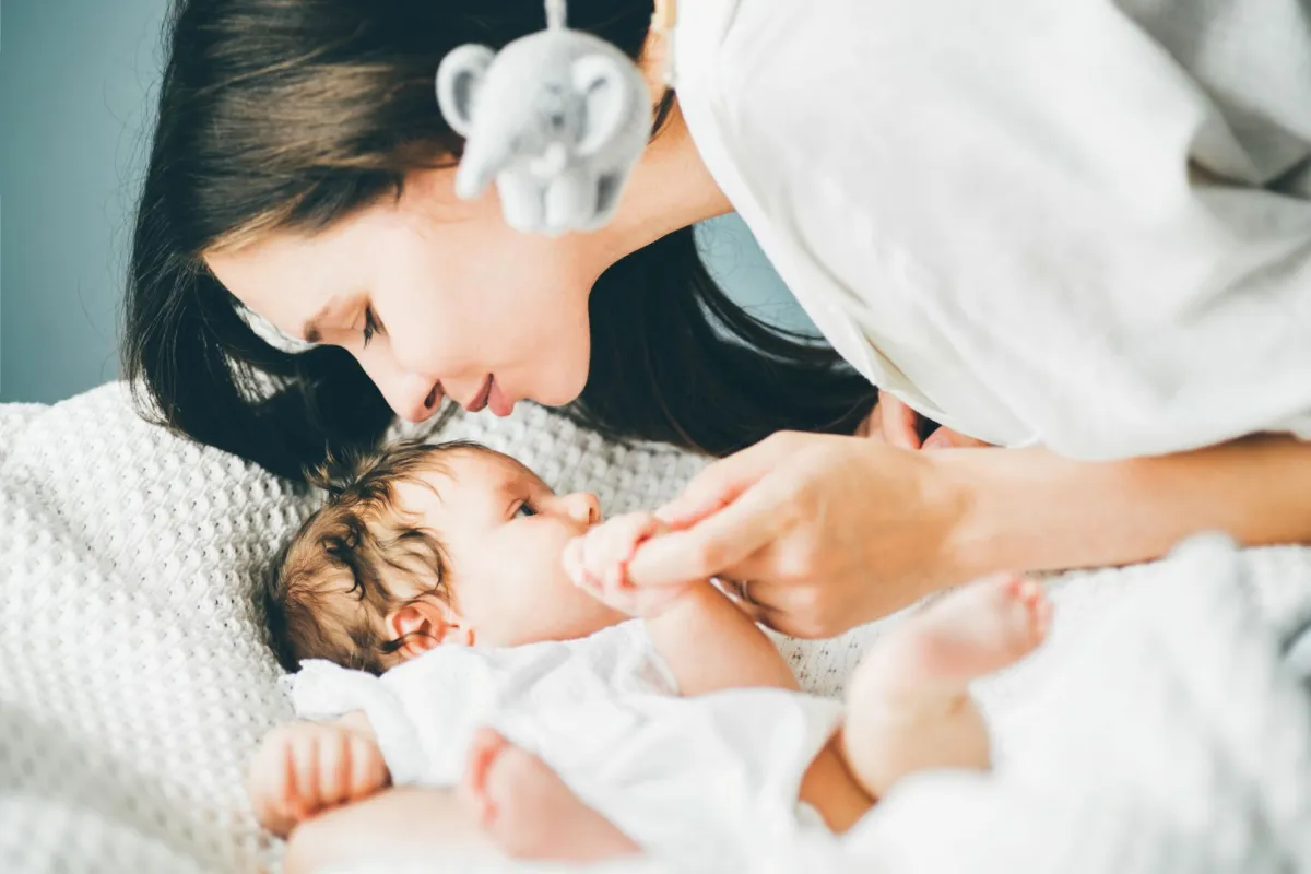 صورة أم تغني لطفلها