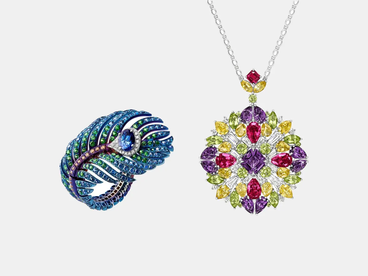 مجوهرات بأحجار كريمة ملونة