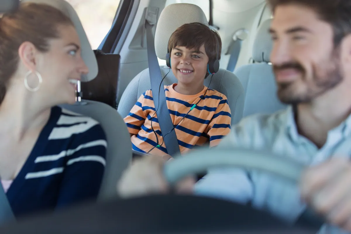 صورة لطفل مع عائلته