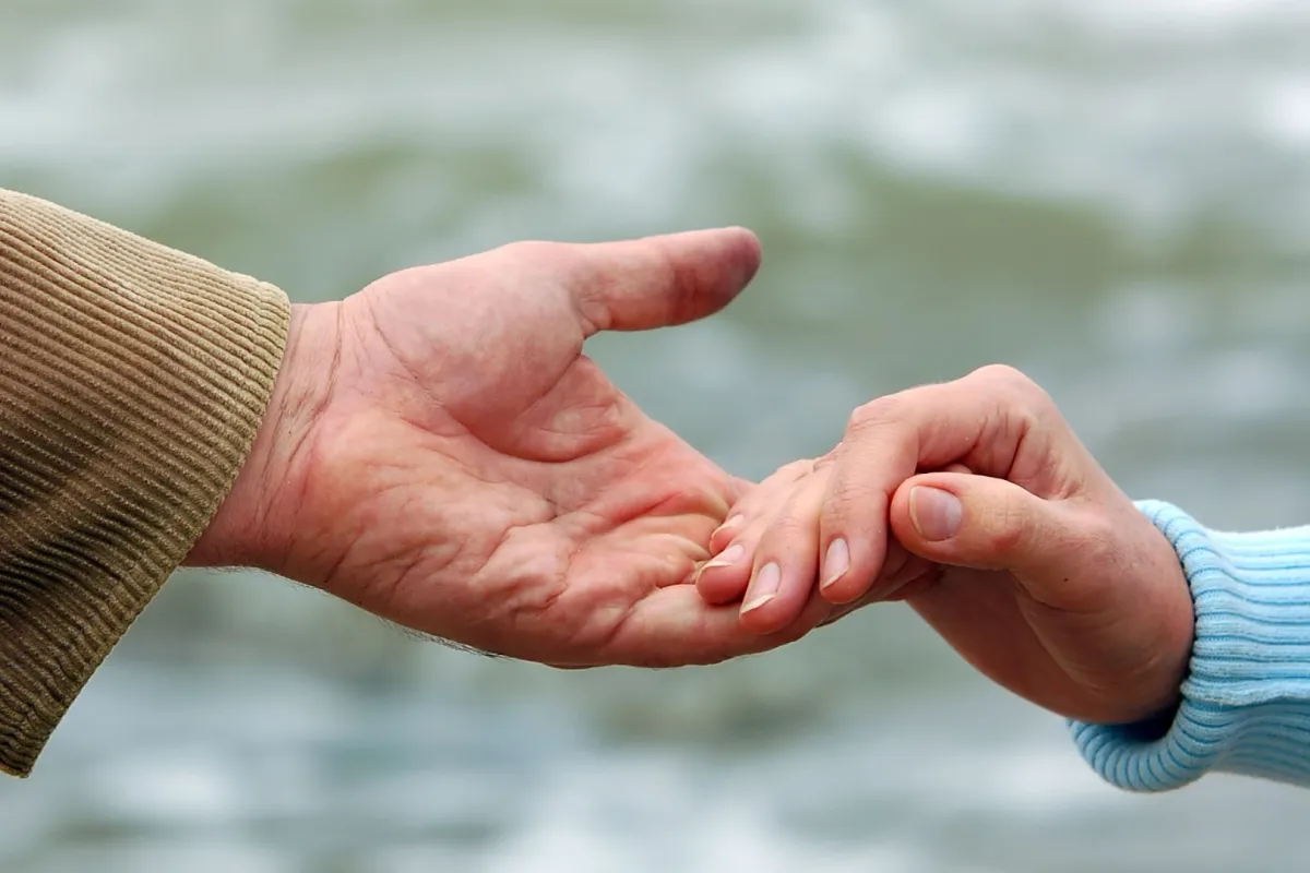 اليد التي تعطي خير من التي تأخذ