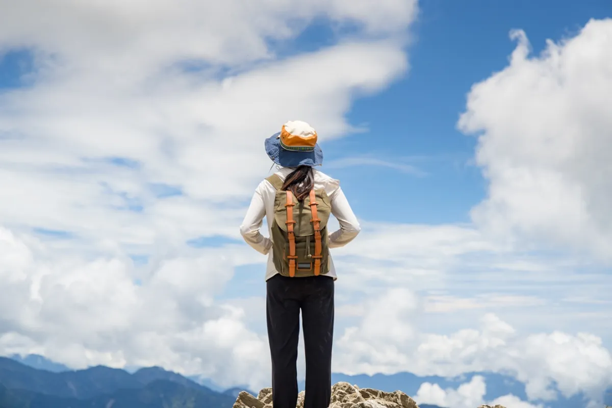 لقطة لسائحة خلال رحلتها