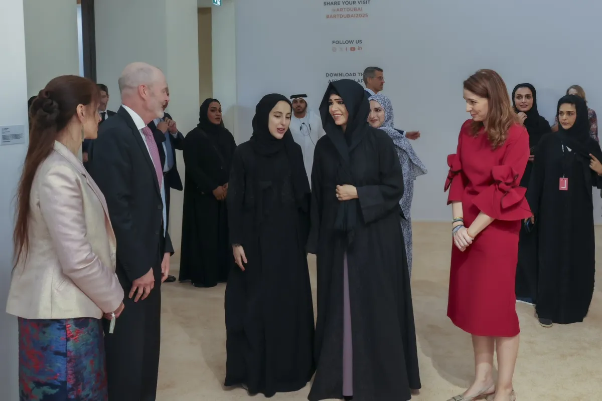 الشيخة لطيفة بنت محمد بن راشد آل مكتوم خلال زيارتها لآرت دبي. الصورة من الحساب الرسمي لدبي للثقافة على منصة x