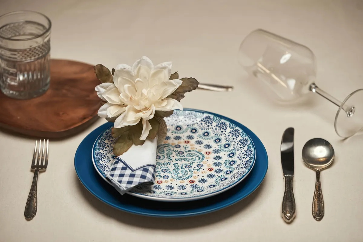 تنسيق جذاب للطاولة، مع طبقين من الخزف