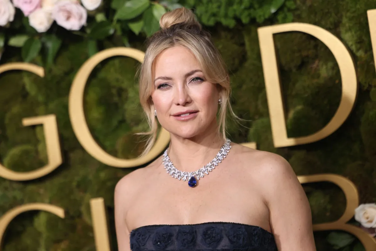 كيت هدسون ترتدي عِقداً مرصّعاً بالياقوت الأزرق والألماس