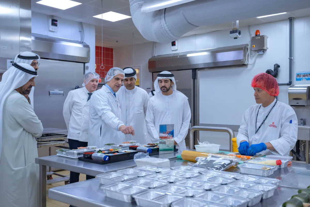 ولي عهد دبي يزور شركة الإمارات لتموين الطائرات. الصورة من مكتب دبي الإعلامي