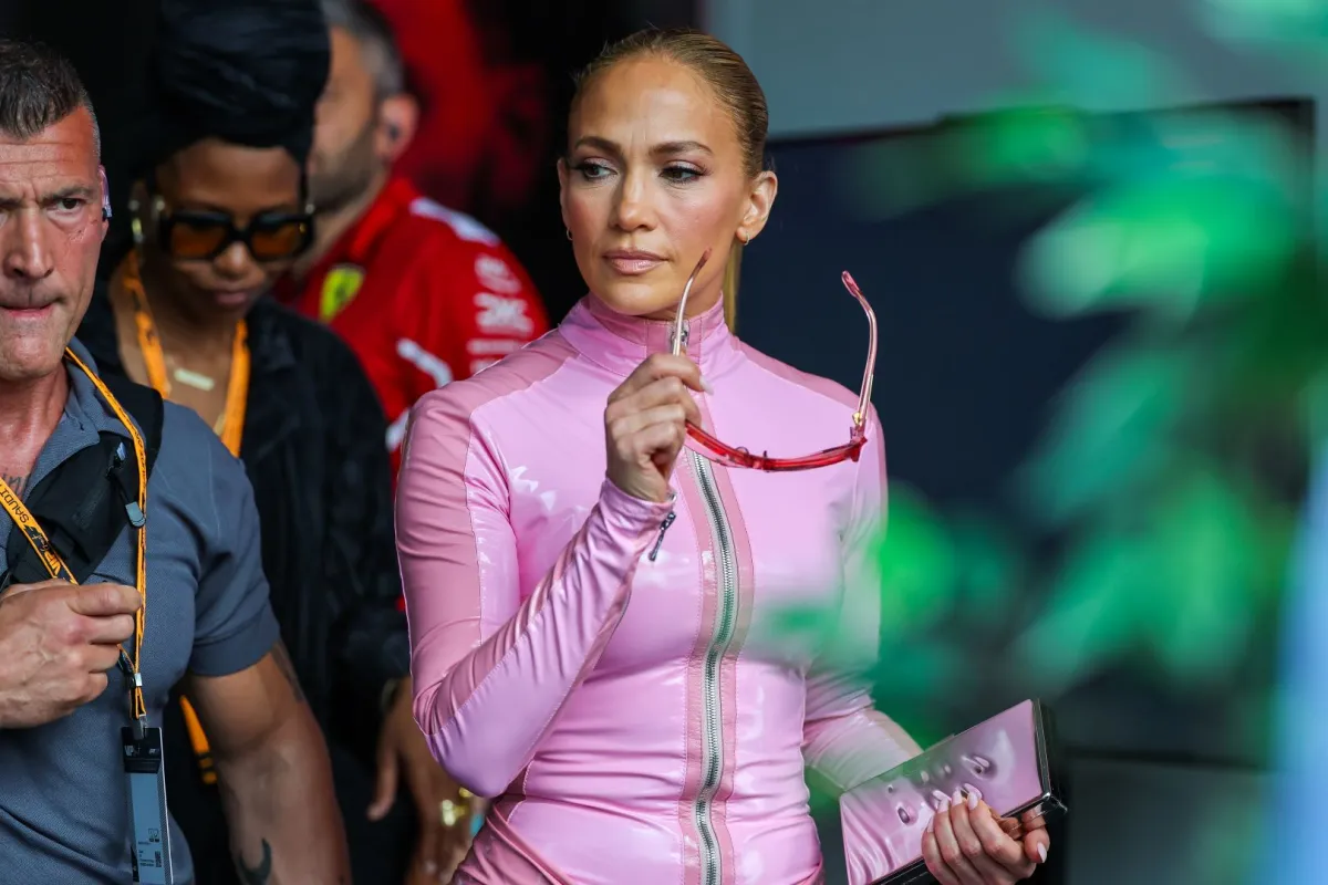 جينيفر لوبيز قبل سباق جائزة السعودية الكبرى للفورمولا 1 في حلبة كورنيش جدة في جدة، المملكة العربية السعودية (Jennifer Lopez ahead of the F1 Grand Prix of Saudi Arabia at Jeddah Corniche Circuit in Jeddah, Saudi Arabia). مصدر الصورة: Kym Illman/Getty Images