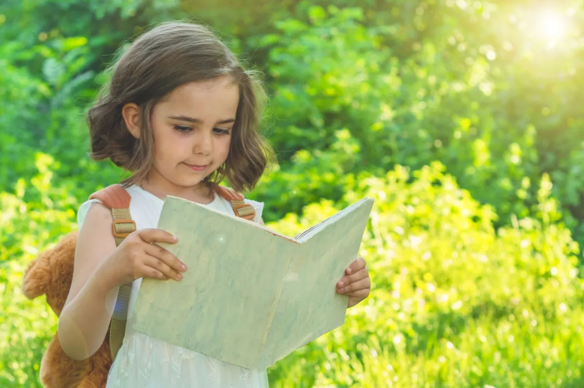 صورة طفلة تقرأ في الصيف