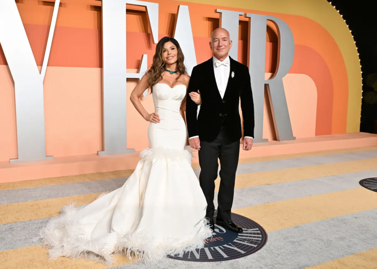 الملياردير جيف بيزوس وخطيبته لورين سانشيز Lauren Sánchez and Jeff Bezos- (مصدر الصورة  Axelle/Bauer-Griffin/FilmMagic)