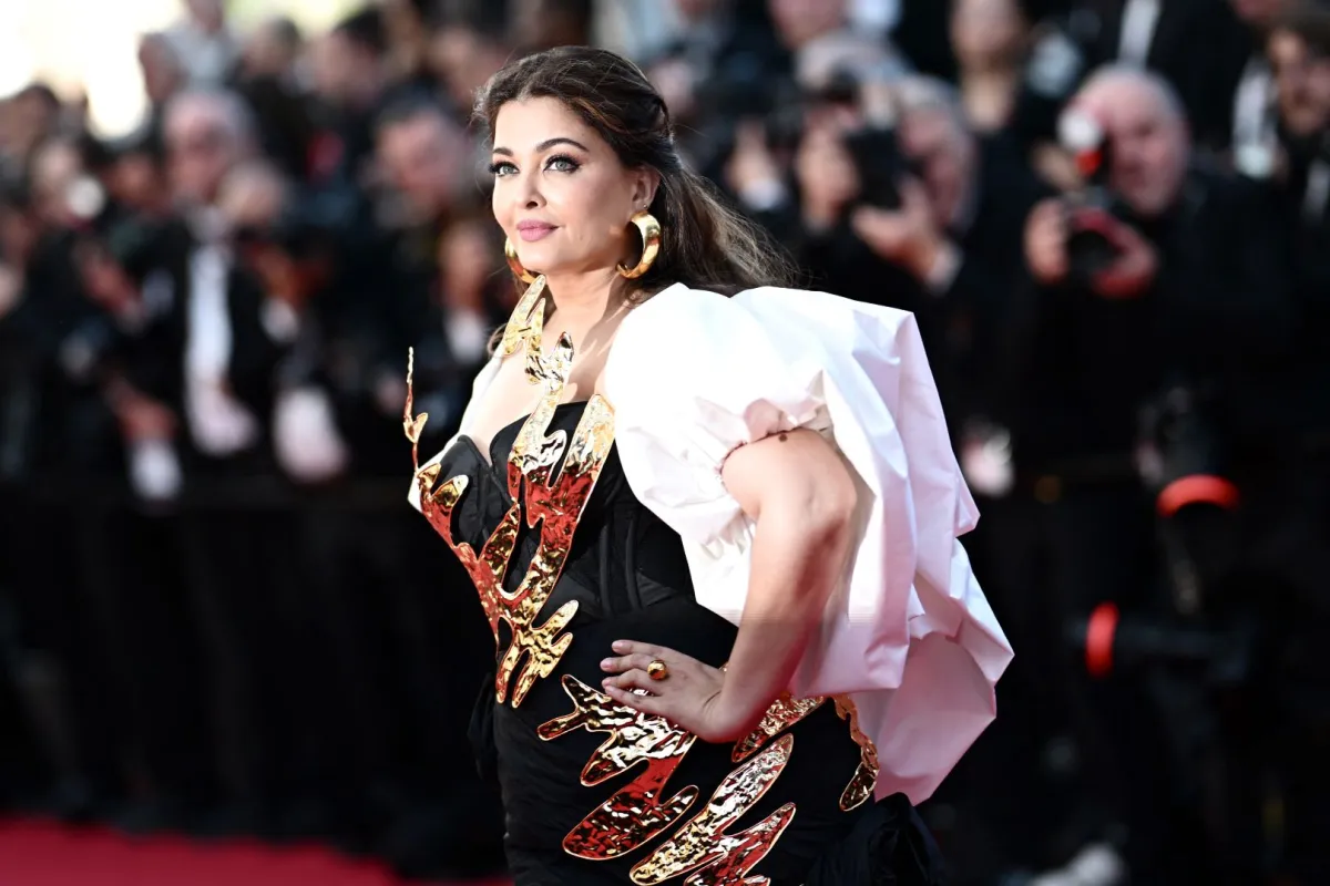 آيشواريا راي باتشان في الدورة 77 لمهرجان كان السينمائي في كان، جنوب فرنسا (Aishwarya Rai Bachchan at the 77th edition of the Cannes Film Festival in Cannes, southern France). مصدر الصورة: LOIC VENANCE / AFP