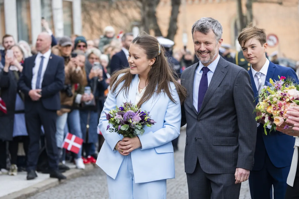 أميرة النمارك مع والدها الملك فريدريك ملك الدنمارك (مصدر الصورة: Martin Sylvest Andersen/Getty Images)