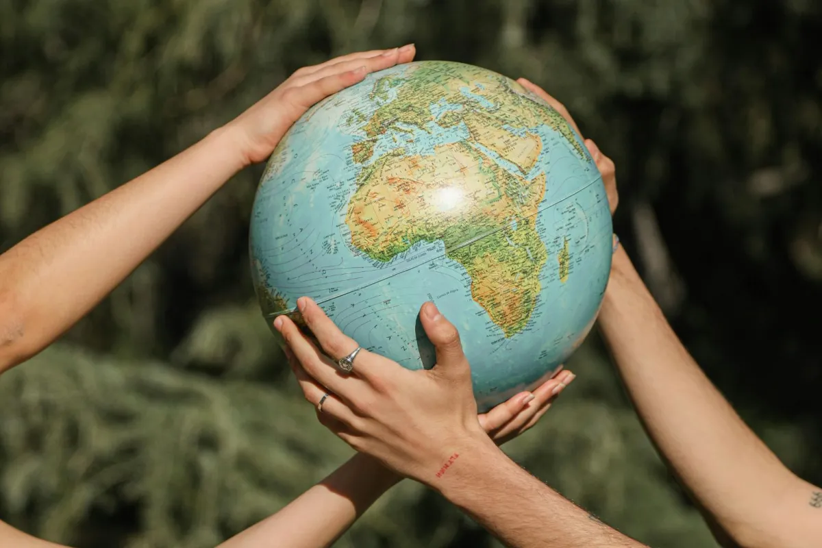 شباب يحمون الأرض