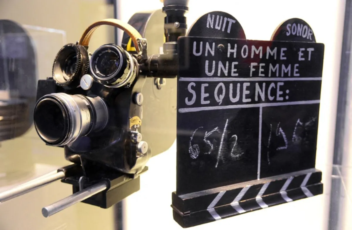 لوحة من فيلم Un homme et une femme في متحف Grand Palais في باريس (clapperboard from the film "Un homme et une femme at the Grand Palais museum in Paris). مصدر الصورة: Bertrand GUAY / AFP