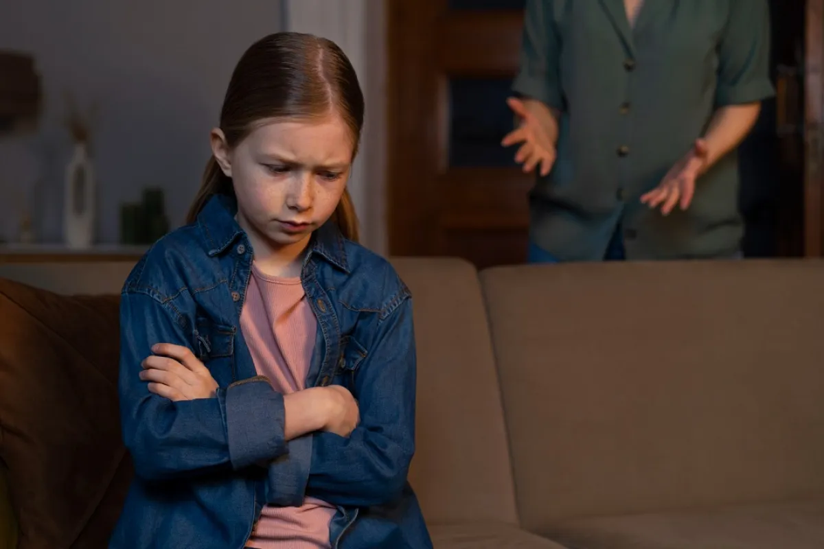 صورة لطفلة تُؤنب وتُلام من والدها