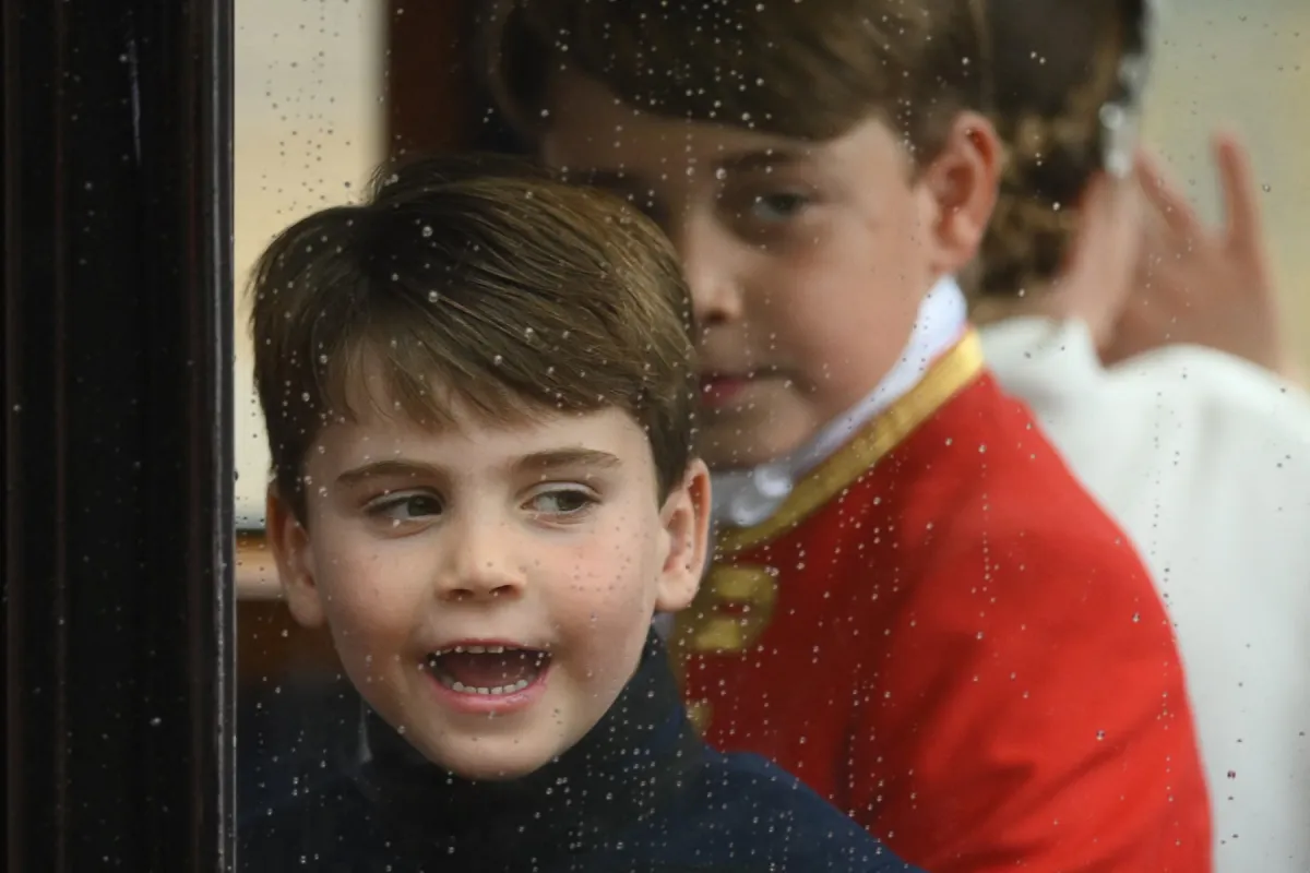 الأمير لويس من دير وستمنستر في وسط لندن في 6 مايو 2023 (Prince Louis from Westminster Abbey in central London on May 6, 2023 ). مصدر الصور: Daniel LEAL / AFP