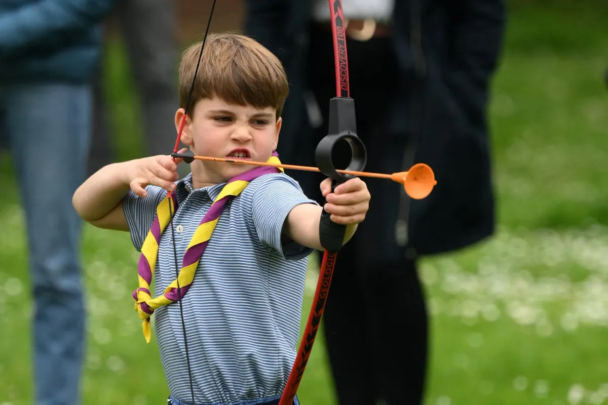 الأمير لويس يلعب الرماية ( Prince Louis playing archery ). مصدر الصور:Daniel LEAL / POOL / AFP