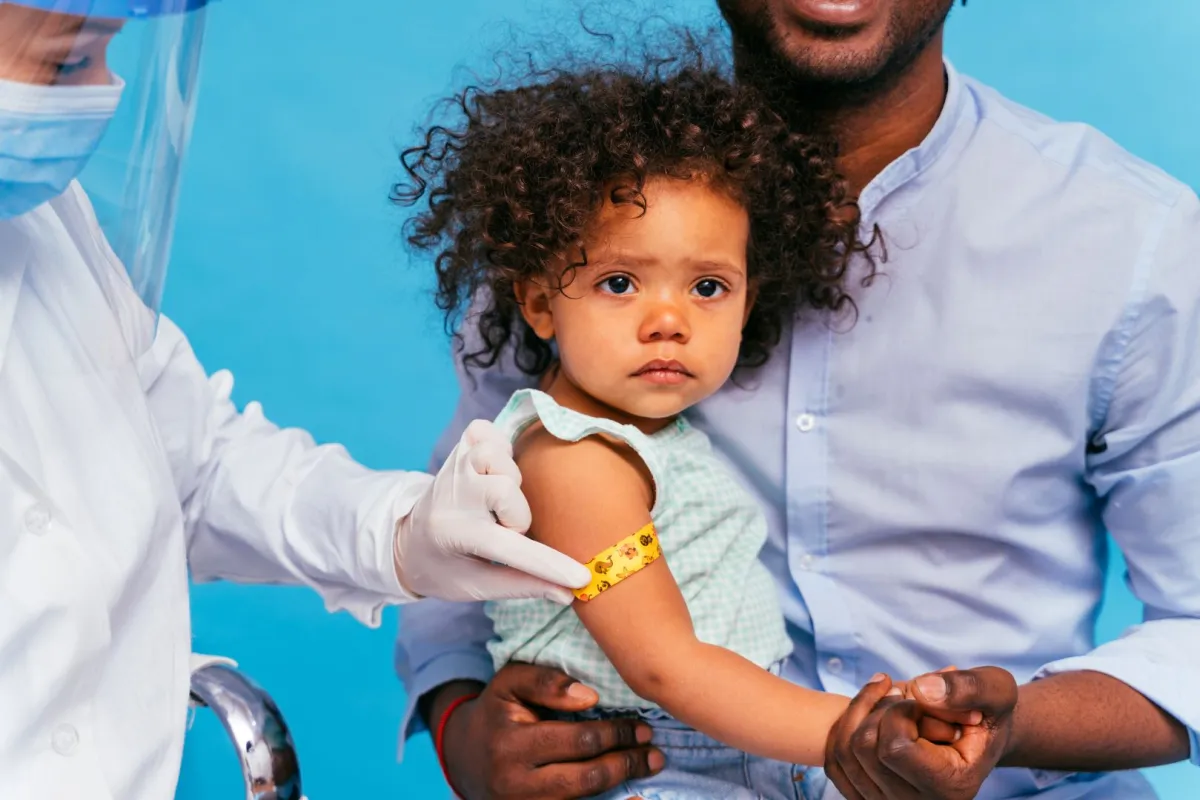 صورة طفلة اثناء التطعيم