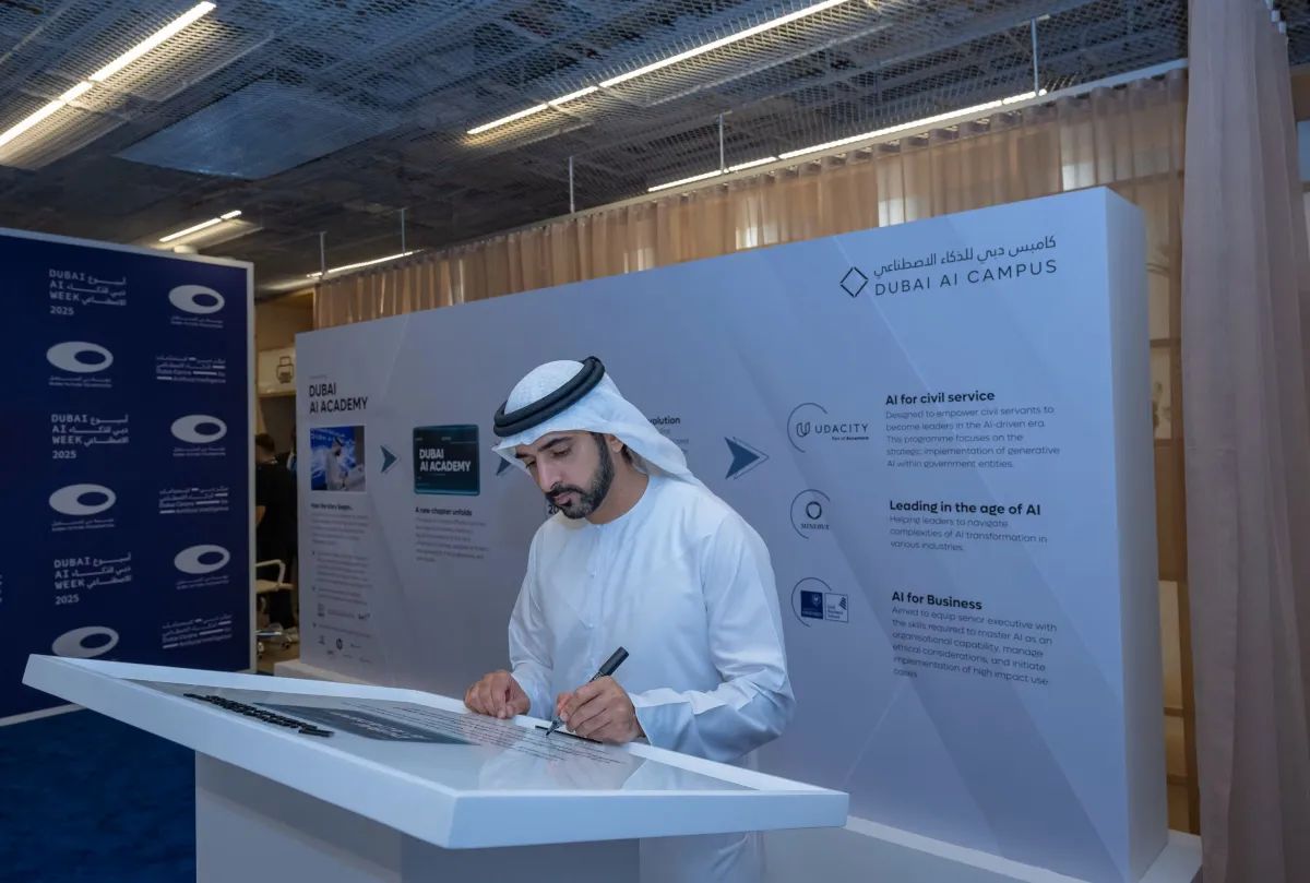 الشيخ حمدان بن محمد بن راشد آل مكتوم يفتتح أكاديمية دبي للذكاء الاصطناعي. الصورة من مكتب دبي الإعلامي