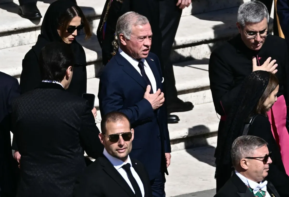 الملك عبدالله الثاني مع الملكة رانيا في ساحة القديس بطرس في الفاتيكان (King Abdullah II with Queen Rania at St Peter's Square at The Vatican). مصدر الصورة: Filippo MONTEFORTE / AFP