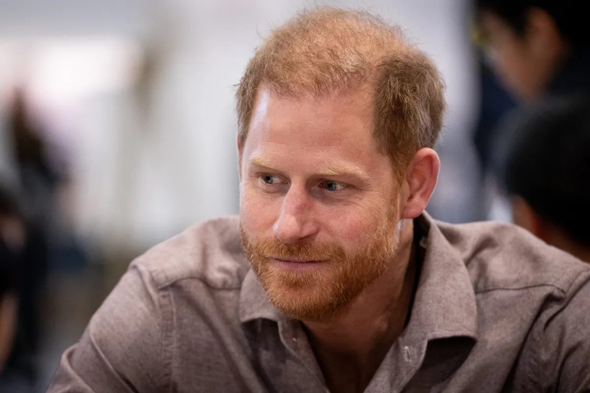 الأمير هاري خلال حدث إطلاق البرنامج المدرسي Invictus Games في كندا. (Prince Harry during the Invictus Games school program launch event in Canada.). مصدر الصورة: Ethan Cairns / GETTY IMAGES NORTH AMERICA / Getty Images via AFP