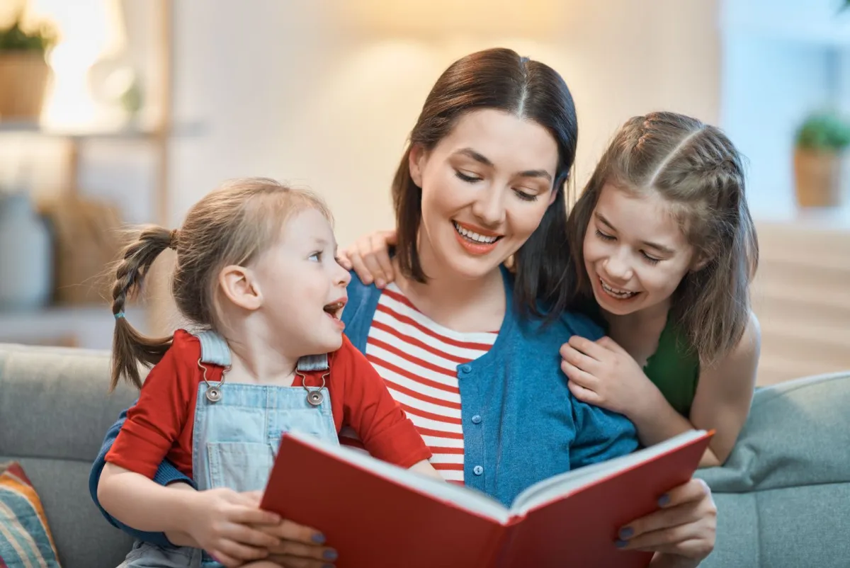 صورة أم تقرأ القصص