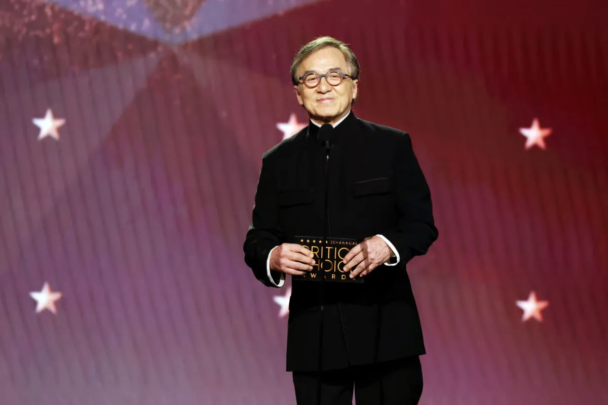 جاكي شان في سانتا مونيكا، كاليفورنيا (Jackie Chan at Barker Hangar in Santa Monica, California). مصدر الصورة: Kevin Winter/Getty Images for Critics Choice Association/AFP