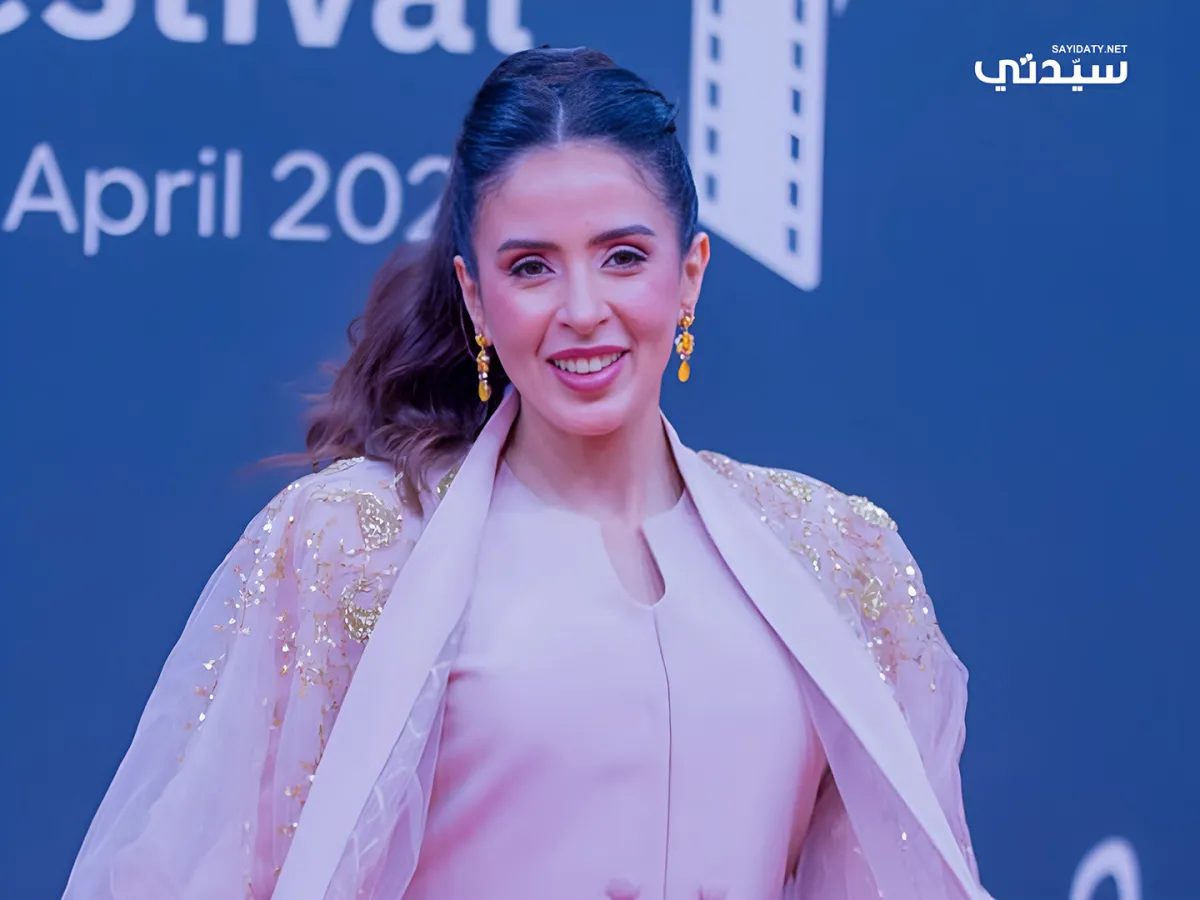 عائشة كاي بأقراط ذهب أنيقة في افتتاح مهرجان أفلام السعودية- تصوير عيسى الدبيسي خاص لسيدتي